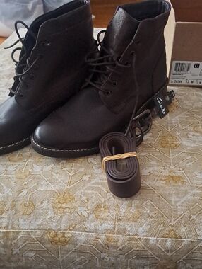Clarks Men’s Brown Leather Chukka Lace-Up Boots/with Belt.